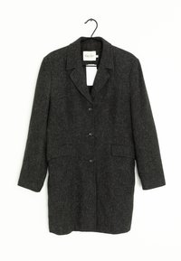 Cappotto lungo grigio scuro in tessuto testurizzato, con colletto a revers, chiusura con bottoni singoli e due tasche frontali.