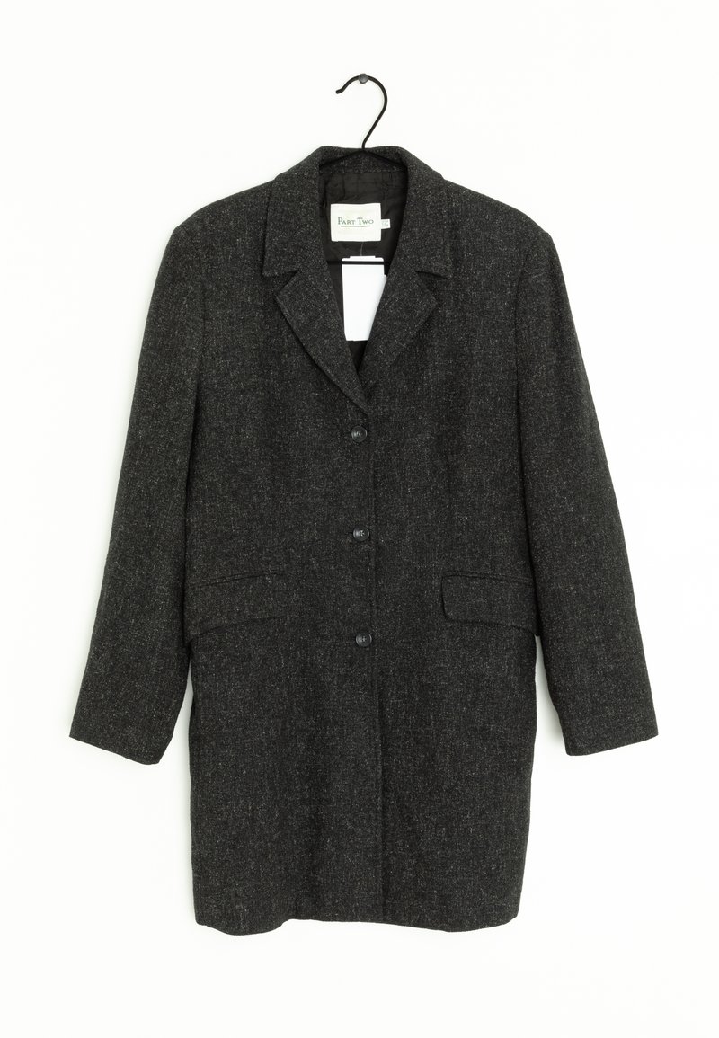 Cappotto lungo grigio scuro in tessuto testurizzato, con colletto a revers, chiusura con bottoni singoli e due tasche frontali.