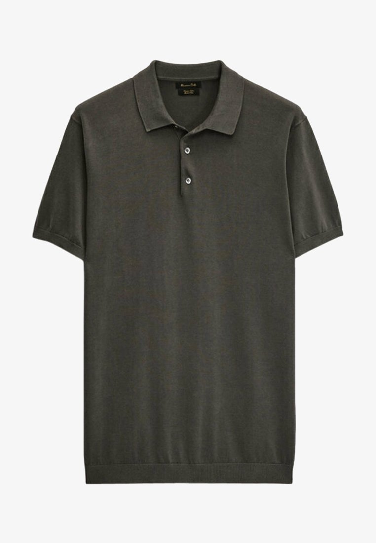 Donkergrijs poloshirt met korte mouwen, twee knopen en een gebreide kraag, plat neergelegd.