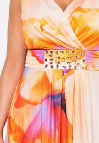 Ulla Popken FLORAL WRAP LOOK SLEEVELESS - Společenské šaty - apricot
