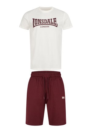 Bijela majica kratkih rukava s grafikom u maroon boji "LONSDALE LONDON", u kombinaciji s maroon pamučnim šortsevima s elastičnom waistband-om i bočnim džepovima.