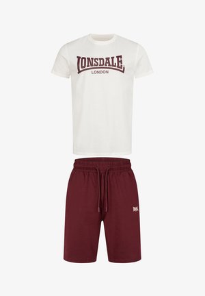 Biała koszulka z krótkim rękawem z maroonowym nadrukiem "LONSDALE LONDON", w połączeniu z maroonowymi szortami bawełnianymi z elastycznym pasem i bocznymi kieszeniami.