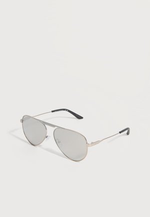 Γυαλιά ηλίου στιλ aviator με ασημένιους ανακλαστικούς φακούς και λεπτά ασημένια μεταλλικά πλαίσια με μαύρες πλαστικές άκρες στα μπράτσα.