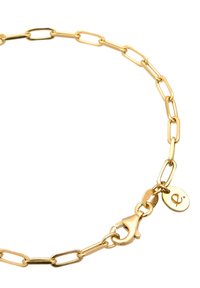 Goldene Halskette mit ovalen Gliedern, ausgestattet mit einem sicheren Verschluss und einem kleinen Anhänger mit einem Logo. Glatte Textur und polierte Oberfläche.