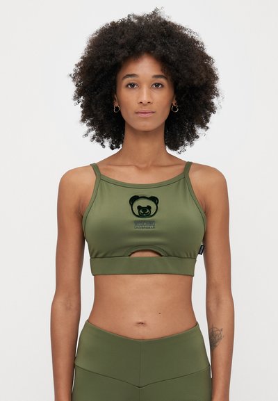 Soutien-gorge de sport vert olive avec une découpe à l'avant, des fines bretelles et un logo de ours brodé. Tissu lisse et extensible avec un design ajusté.