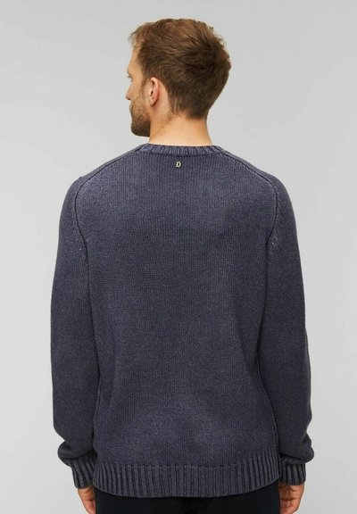Donkerblauwe gebreide trui met een textuurafwerking, ronde halslijn en geribde manchetten en zoom. Klein logo op de bovenrug.