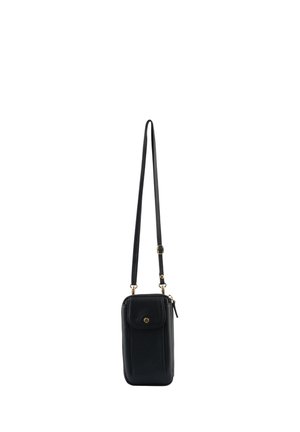 Sac bandoulière rectangulaire noir avec longue bandoulière ajustable, poche avant à rabat et accessoires dorés sur fond blanc.