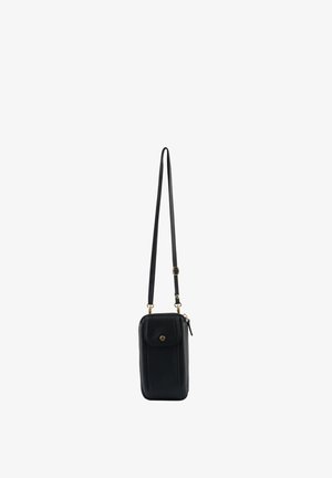 Sac bandoulière rectangulaire noir avec longue bandoulière ajustable, poche avant à rabat et accessoires dorés sur fond blanc.