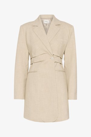 Bež blazer iz teksturirane lanene tkanine, z enim gumbom za zapiranje, zareznimi ovratniki in dvema sprednjima žepoma. Prilagojen kroj z zoženim pasom.