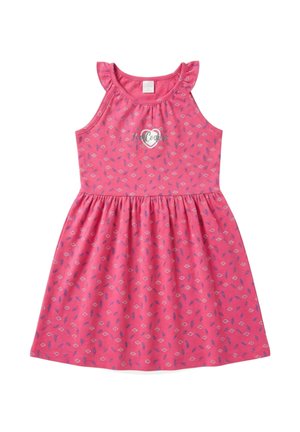 Robe rose sans manches pour tout-petit avec petits motifs en forme de diamant et de plume, détails froncés aux épaules, et un logo en forme de cœur sur la poitrine.