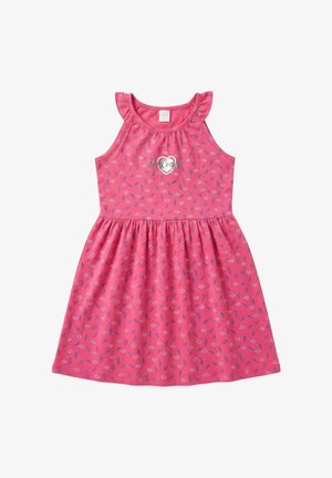 Robe rose sans manches pour tout-petit avec petits motifs en forme de diamant et de plume, détails froncés aux épaules, et un logo en forme de cœur sur la poitrine.