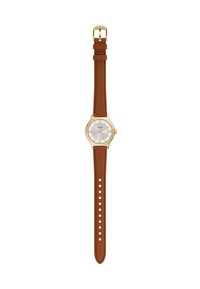 Montre dorée avec un cadran blanc, des chiffres romains et un bracelet en cuir brun doté d'une texture lisse et de plusieurs trous pour l'ajustement.