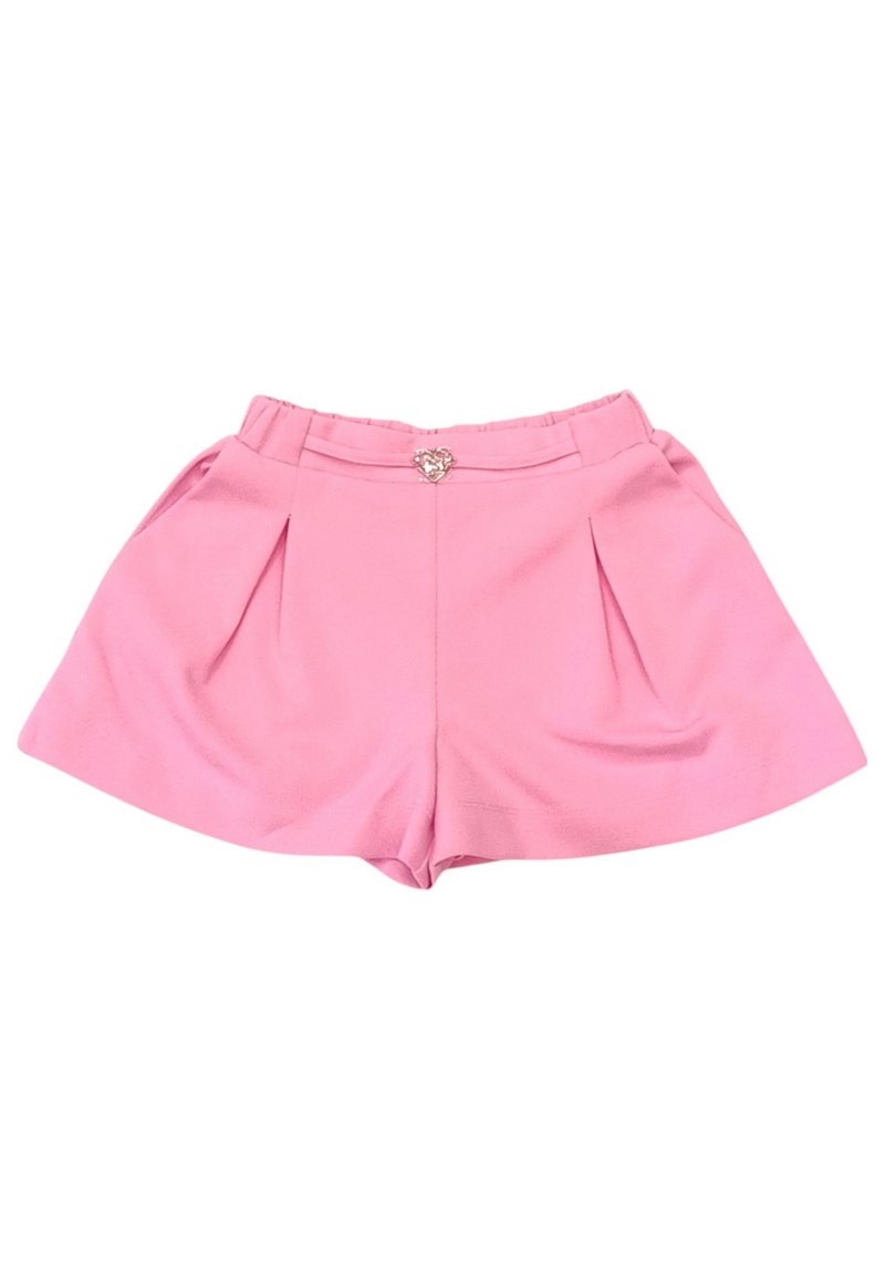 Shorts plissettati rosa con una vita alta, hardware decorativo a forma di cuore in argento e una texture di tessuto liscia.