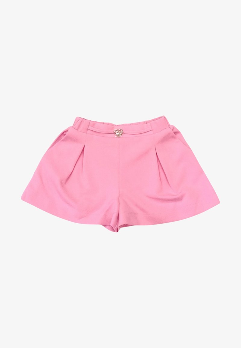 Shorts plissettati rosa con una vita alta, hardware decorativo a forma di cuore in argento e una texture di tessuto liscia.