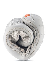 Szare elastyczne obuwie zwinięte, z teksturowanym zewnętrzem, dzianinowym wewnętrznym wykończeniem oraz pomarańczowym akcentem na górze.