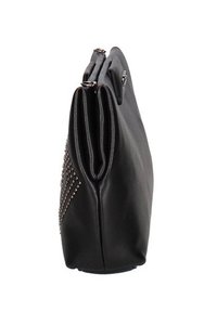 Borsa a mano in pelle nera con borchie metalliche che formano un motivo a stella visibile su un lato, mostrata da un angolo laterale.