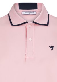 Světle růžové polo tričko s námořnickým límcem a plaketou na tři knoflíky; na levé části hrudníku je vyšívané černé logo ptáka.