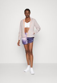 New Balance IMPACT RUN LIGHT PACK JACKET - Větrovka - stone pink
