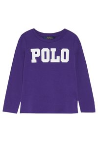 Paars overhemd met lange mouwen en witte blokletters die "POLO" op de borst spellen, ronde halslijn en zichtbaar Polo Ralph Lauren-label aan de binnenkant.
