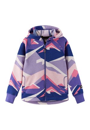 Veste en polaire avec capuche, présentant un motif géométrique violet, rose et bleu, fermeture éclair et poches latérales. Tissu texturé avec des poignets côtelés.