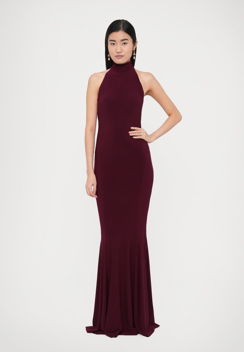 Robe bordeaux à col licou avec un corsage ajusté et un ourlet évasé, confectionnée en tissu lisse et extensible. Aucun motif ni élément visible.