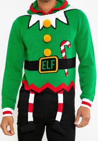 Pull en tricot vert avec capuche, orné de pompons jaunes, de détails rouges, d'un design de canne en sucre, et d'une ceinture noire avec le texte "ELF". Motif en zigzag à l'ourlet.