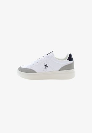 Adidași din piele albă cu accente din suede gri, talpă din cauciuc și un logo pe lateral. Prezintă perforații pentru ventilație și șireturi rotunde.