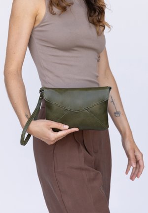 Gusti Leder, SMALL WOMAN HANDBAG KARISMA - Taška cez plece - grün