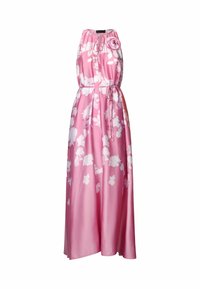 Robe longue rose sans manches avec motif floral blanc, ceinture à la taille, encolure halter, et détail d’une rose en tissu sur la poitrine.