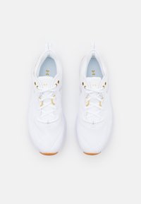 Vita idrottsskor i vitt med en texturerad mesh-överdela, gyllene öglor och en sål av gummi, med en dämpad innersula och lätt design.