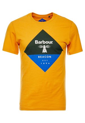 Geel T-shirt met korte mouwen en een zwart-blauw ruitvormig logo met een vuurtoren en de tekst "Barbour Beacon EST 1894" op de voorkant.