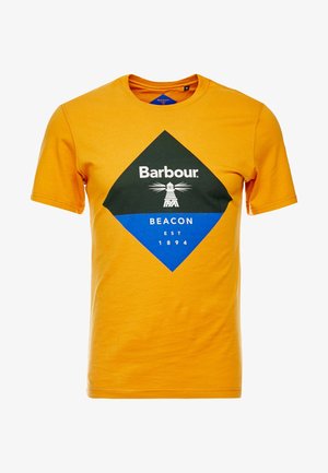 Geel T-shirt met korte mouwen en een zwart-blauw ruitvormig logo met een vuurtoren en de tekst "Barbour Beacon EST 1894" op de voorkant.
