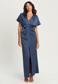 Navy satin Maxikleid mit kurzen, schwingenden Ärmeln, Falten vorne, V-Ausschnitt und einem hohen Schlitz, das eine glatte, glänzende Textur aufweist.