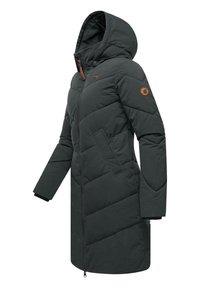 Lungo cappotto imbottito grigio scuro con cappuccio. Presenta un'imbottitura diagonale, chiusura con zip, tasche laterali e un dettaglio in pelle sul colletto.