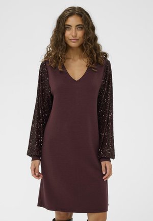 Bordeauxfarbenes Kleid mit V-Ausschnitt und langen, mit Pailletten besetzten Ärmeln. Der Körper ist glatt, während die Ärmel Textur und Glanz hinzufügen.