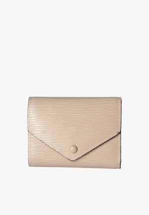 Portefeuille texturé beige en cuir, doté d'une fermeture à rabat avec un bouton rond et de coutures discrètes le long des bords.