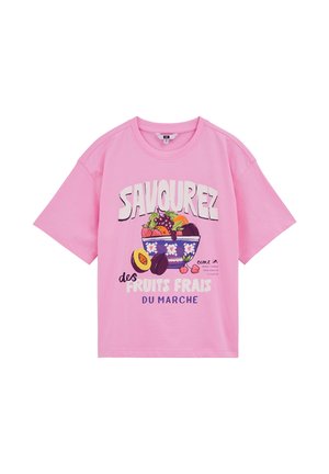 Tricou roz deschis cu mâneci scurte, cu un bol cu fructe mixte și text franțuzesc „SAVOUREZ des FRUITS FRAIS DU MARCHE” pe față.