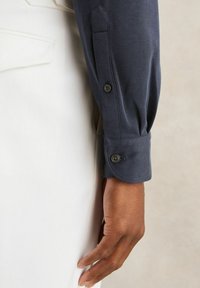 Reiss REGULAR FIT - BOBBY CUTAWAY-COLLAR - Camicia - navy