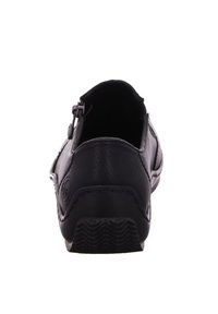 Schwarzer Lederschuh mit tiefem Schaft, runder Form, strukturierter Oberfläche und kleiner Schnallenakzent an der Seite. Gummisohle mit leichtem Profil.