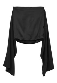 Top en satin noir avec un design drapé et ample. Présente une texture lisse, des manches larges et un ourlet asymétrique. Ajustement réglable.