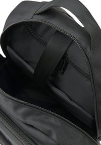 Schwarzer Rucksack geöffnet, um das Hauptfach mit gepolstertem Laptopfach, innerer Reißverschlusstasche und breitem Tragegriff oben zu zeigen.