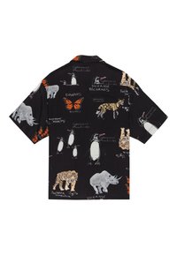 Camisa de manga corta negra con ilustraciones coloridas de animales y texto, incluyendo un tigre, un pingüino y una mariposa, con un corte relajado.