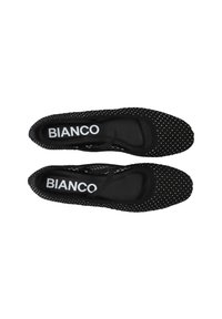 Zapatos planos negros hechos de material de malla, con diseño de lunares, tira elástica y plantilla acolchada. Marca Bianco visible en el interior.