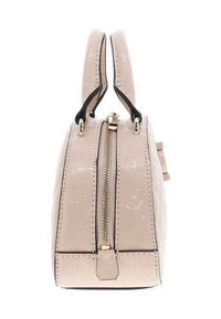 Sac à main rose clair avec une forme rectangulaire structurée, doté de deux poignées, d'une fermeture éclair dorée et d'une finition texturée.