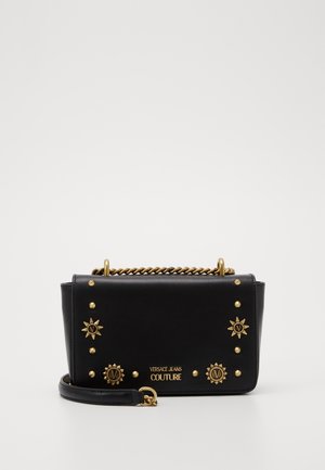 Musta suorakaiteen muotoinen nahkainen käsilaukku, jossa on kultaiset niitit ja ketjusankainen kädensija, etupuolella "Versace Jeans Couture" -logo.