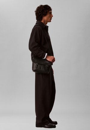 Calvin Klein, BOLD PEBBLE MESSENGER - Schoudertas - black