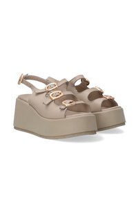 Beige plateau sandalen met een matte leren afwerking, voorzien van meerdere uitsparingen en gouden gespen. Geprofileerde, tekstuurzool voor extra comfort.