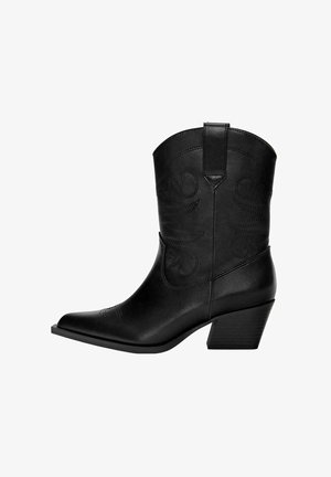 Stivale cowboy in pelle nera a metà polpaccio con punta affusolata, cuciture decorative, linguetta per calzare e tacco quadrato impilato.