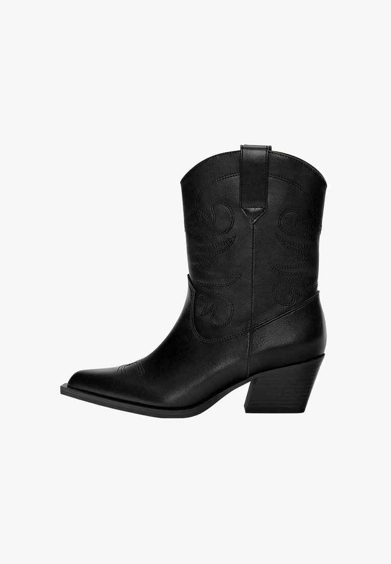 Botă de cowboy din piele neagră, până la jumătatea gambei, cu vârf ascuțit, cusături decorative, curea de prindere și toc bloc suprapus.