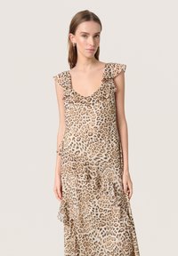 Leopardmønstret kjole med flæseærmer, v-hals og en flydende design. Fremstillet af letvægtigt stof med en beige og brun farvepalet.